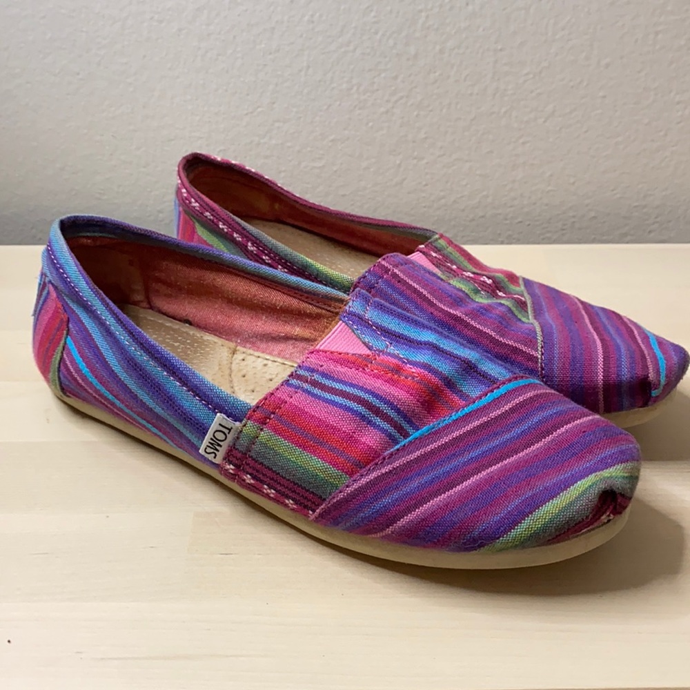Size 8 women’s Toms